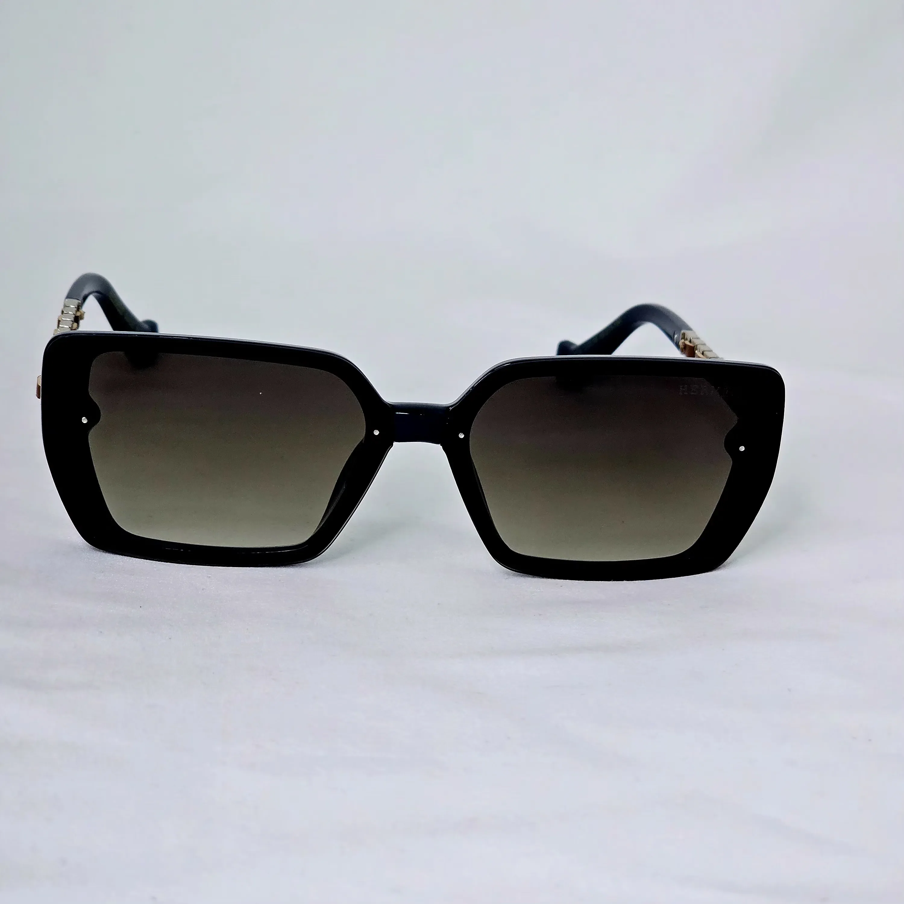Fendi Baguette Square Sunglasses. - Image 4